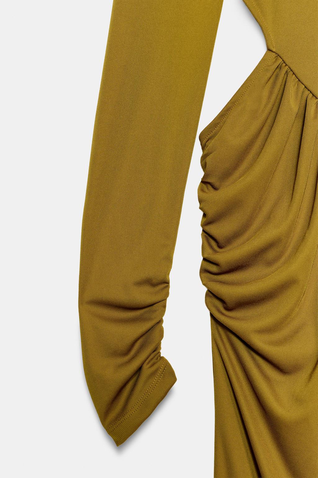 СТРУЯЩЕЕСЯ ПЛАТЬЕ С ВЫРЕЗАМИ