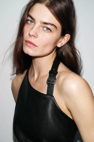 Топ с горловиной халтер и пряжкой- Заказать в России