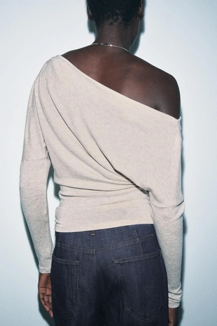 Топ асимметричного кроя из мягкой ткани