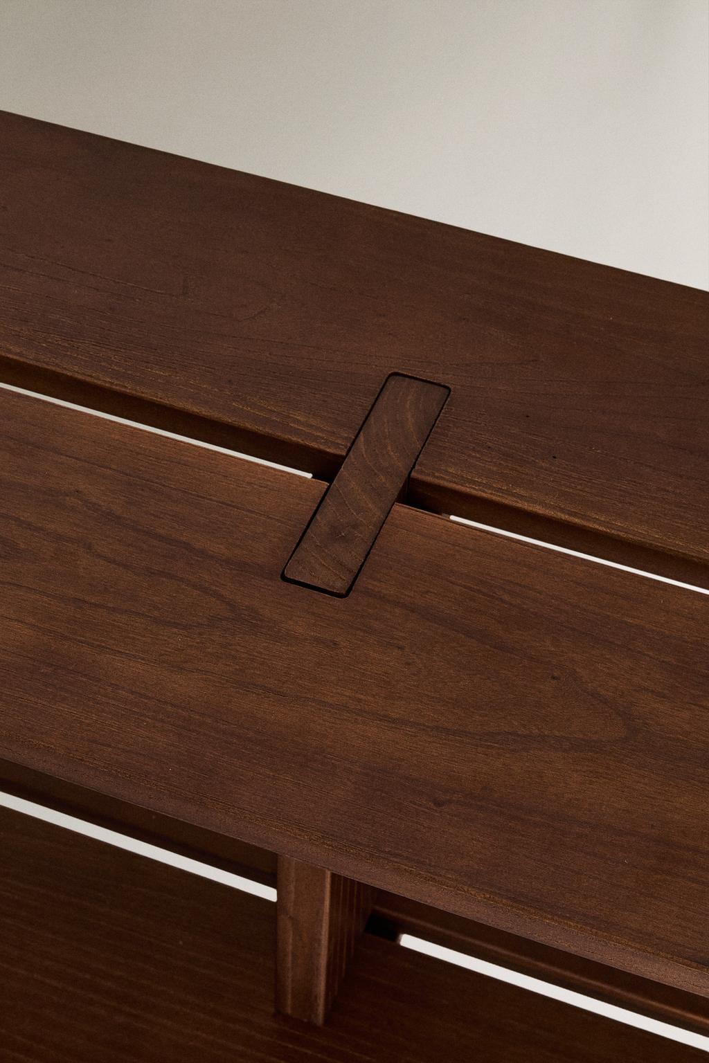 Полка из красного дерева с тремя полками