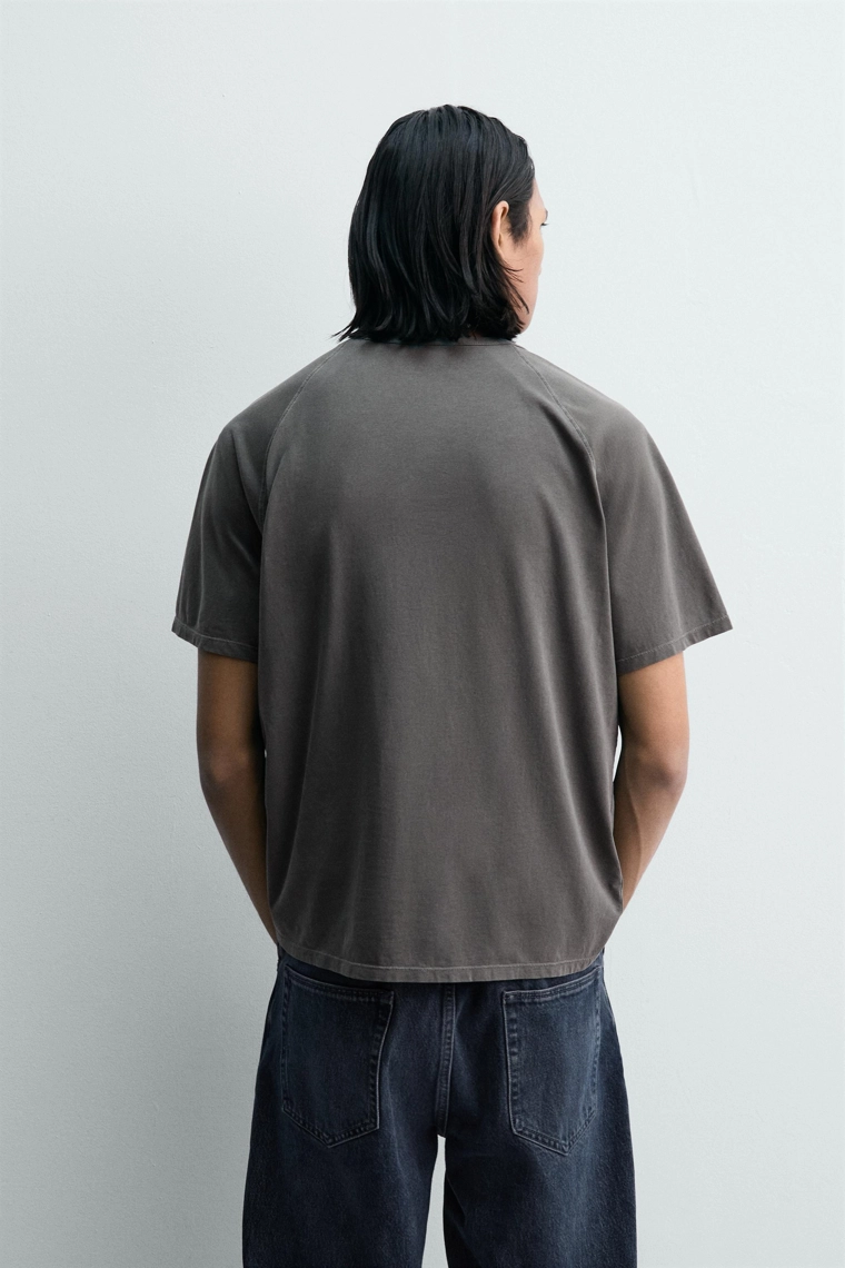 Легкая футболка с реглановыми рукавами