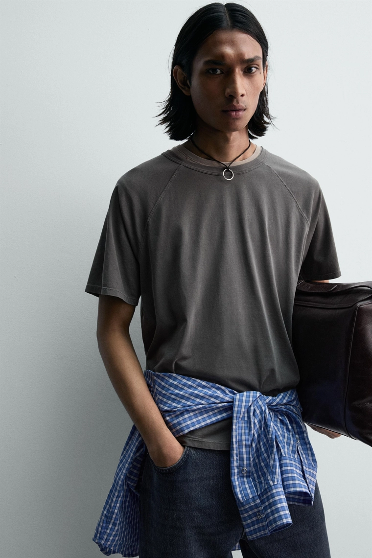 Легкая футболка с реглановыми рукавами