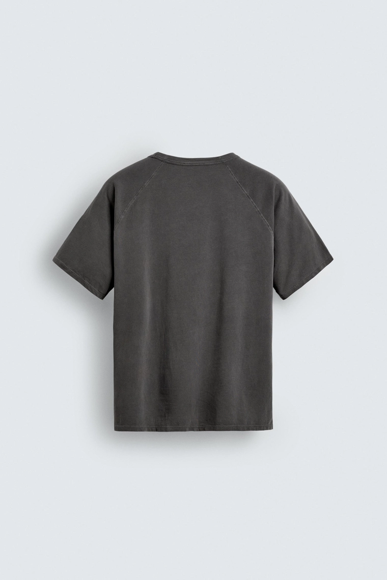 Легкая футболка с реглановыми рукавами