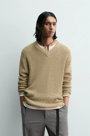 Свитер с неровной структурой и V-образным вырезом- Заказать в России