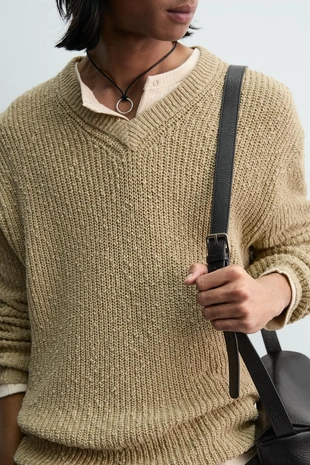 Свитер с неровной структурой и V-образным вырезом- Заказать в России