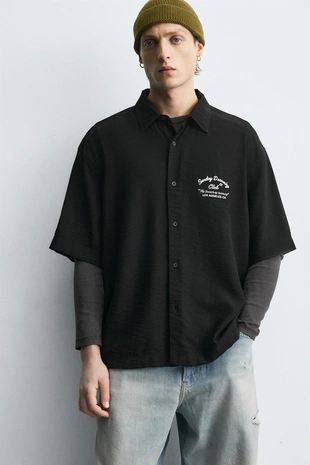 Рубашка с вышивкой и летящими линиями- Заказать в России