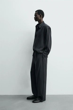 Потрепанные брюки свободного кроя