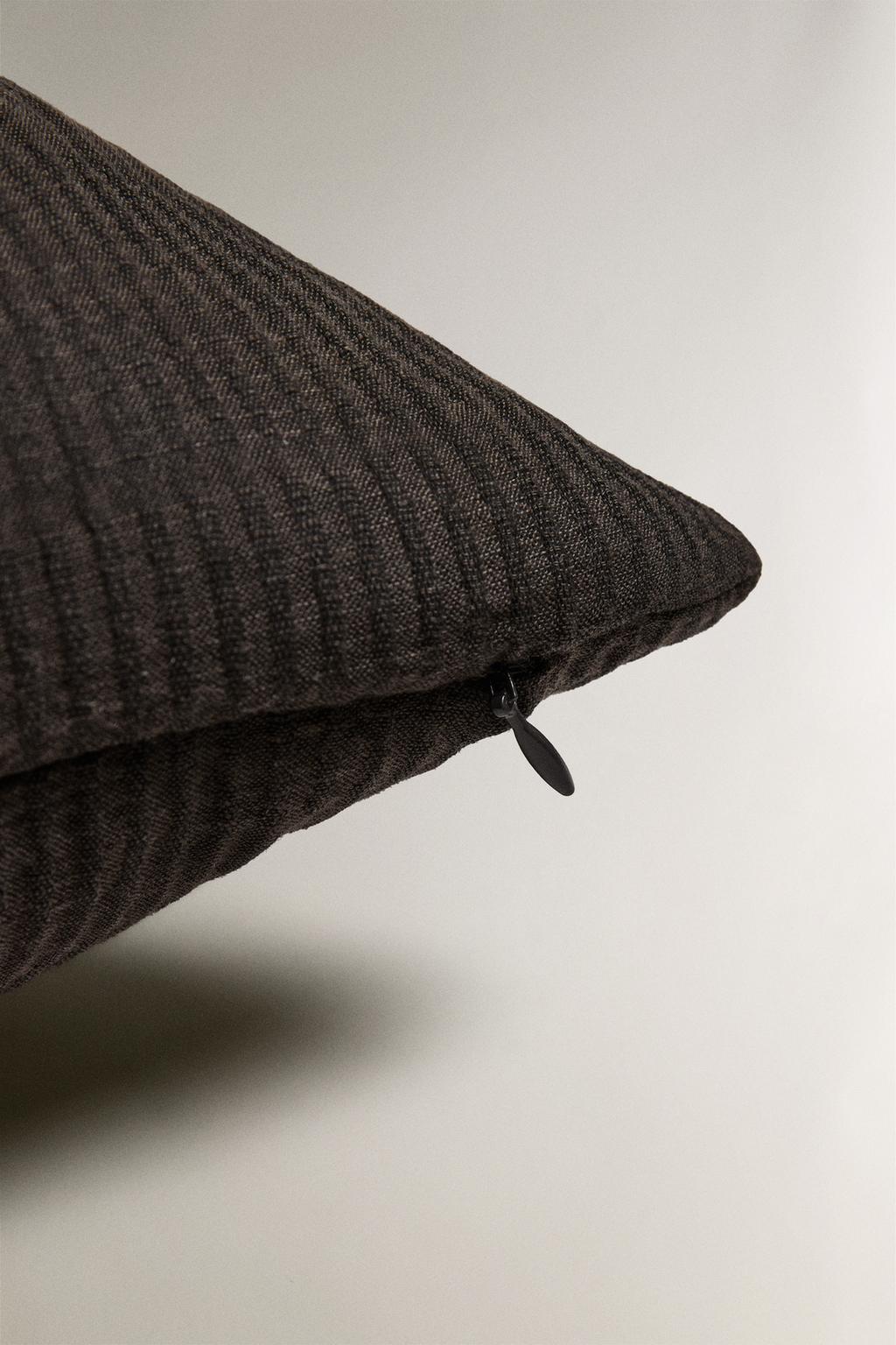 Чехол для подушки с объемным стежком