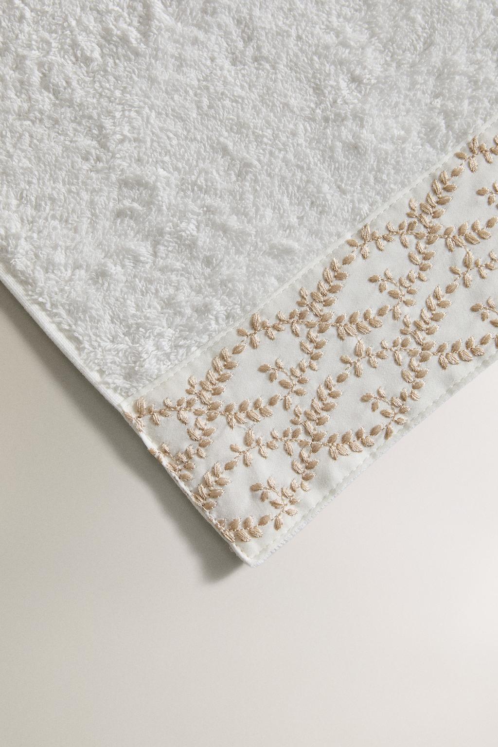 Полотенце для ванны с аппликацией листьев вышитых мотивов