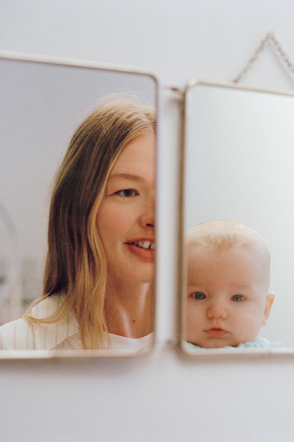 КОМПЛЕКТ ИЗ БЛУЗЫ И ТРУСОВ ИЗ РЕЛЬЕФНОЙ ТКАНИ