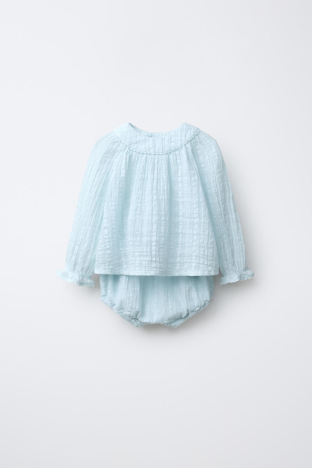 КОМПЛЕКТ ИЗ БЛУЗЫ И ТРУСОВ ИЗ РЕЛЬЕФНОЙ ТКАНИ