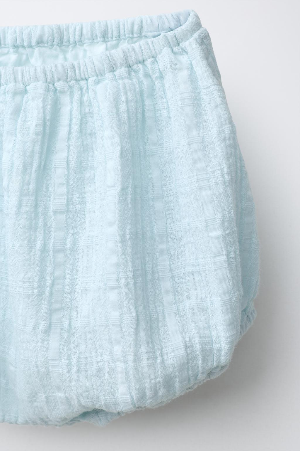 КОМПЛЕКТ ИЗ БЛУЗЫ И ТРУСОВ ИЗ РЕЛЬЕФНОЙ ТКАНИ