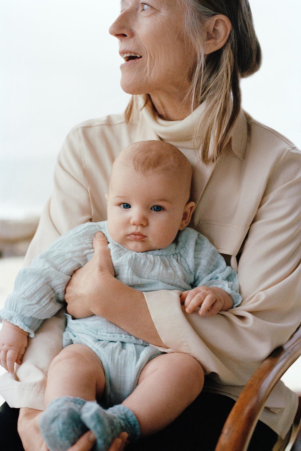 КОМПЛЕКТ ИЗ БЛУЗЫ И ТРУСОВ ИЗ РЕЛЬЕФНОЙ ТКАНИ