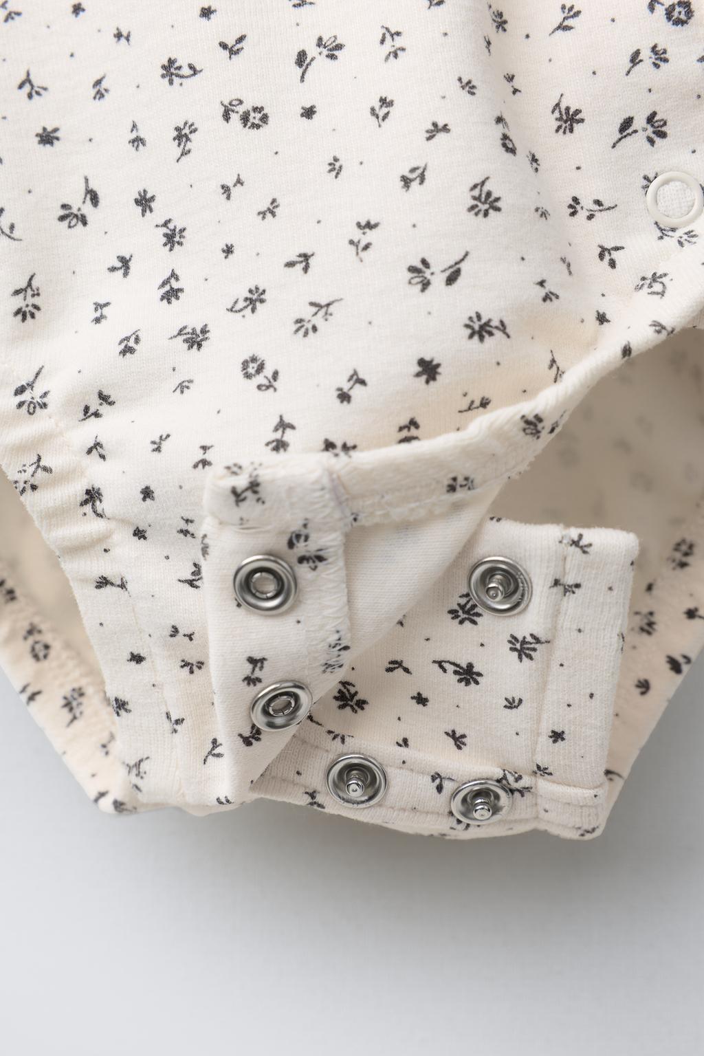 КОМПЛЕКТ ИЗ БОДИ И БРЮКОВ С ЦВЕТОЧНЫМ ПРИНТОМ