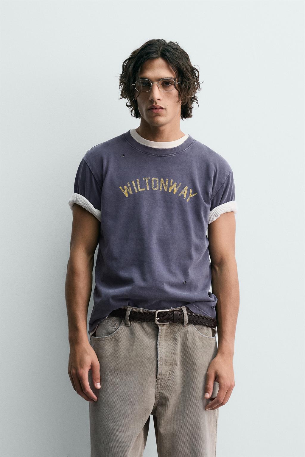 ФУТБОЛКА ИЗ ТКАНИ С ЭФФЕКТОМ ПОТЕРТОСТИ С ПРИНТОМ-НОМЕРОМ