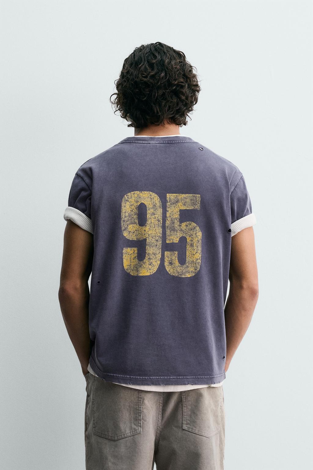 ФУТБОЛКА ИЗ ТКАНИ С ЭФФЕКТОМ ПОТЕРТОСТИ С ПРИНТОМ-НОМЕРОМ