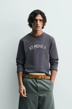 Футболка в рубчик с принтами и эффектом потертости- Заказать в России