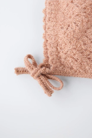 Вязаный чепчик ажурной вязки