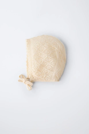 Вязаный чепчик ажурной вязки- Заказать в России