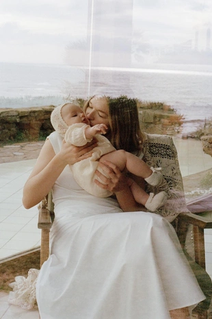 Вязаный чепчик ажурной вязки- Заказать в России