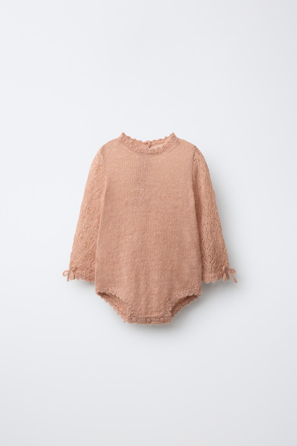 Платье-комбинезон с аппликацией из лоскутного вязания