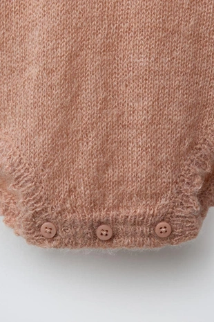 Платье-комбинезон с аппликацией из лоскутного вязания- Заказать в России