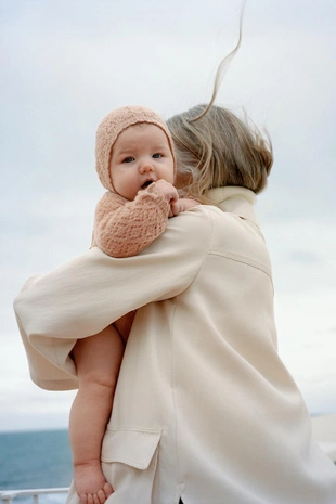Платье-комбинезон с аппликацией из лоскутного вязания- Заказать в России