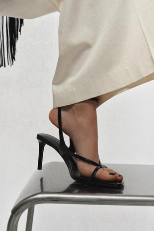 Кожаные босоножки на каблуке- Заказать в России