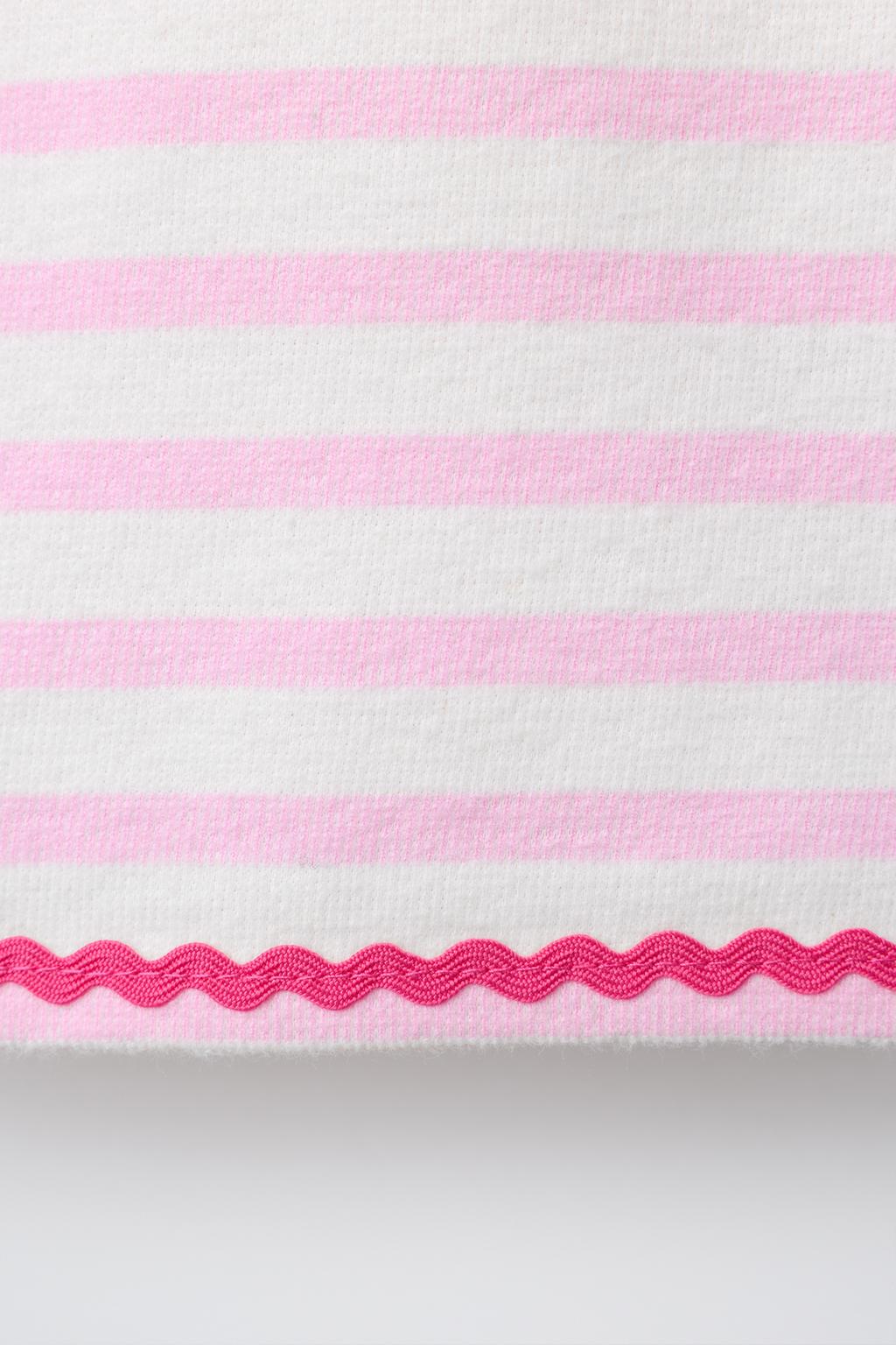 ФУТБОЛКА ИЗ ТКАНИ В ПОЛОСКУ С ВОЛАНОМ И ВОЛНИСТОЙ ОТДЕЛКОЙ