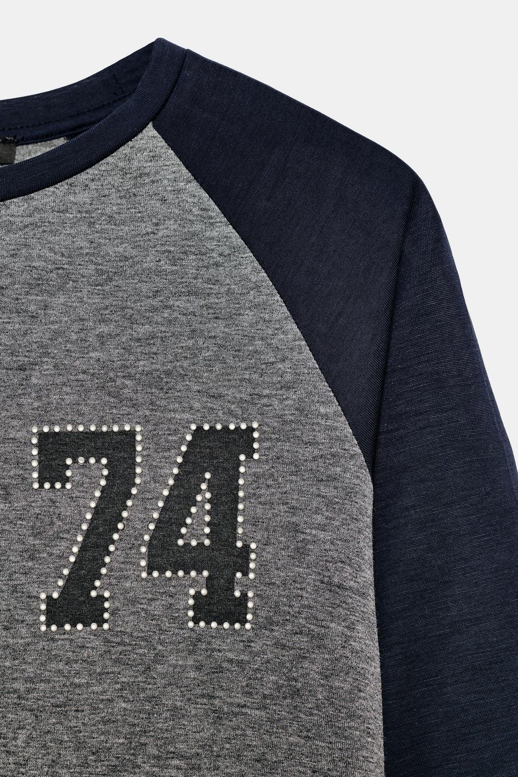 ФУТБОЛКА С ЦИФРОЙ И ЗАКЛЕПКАМИ