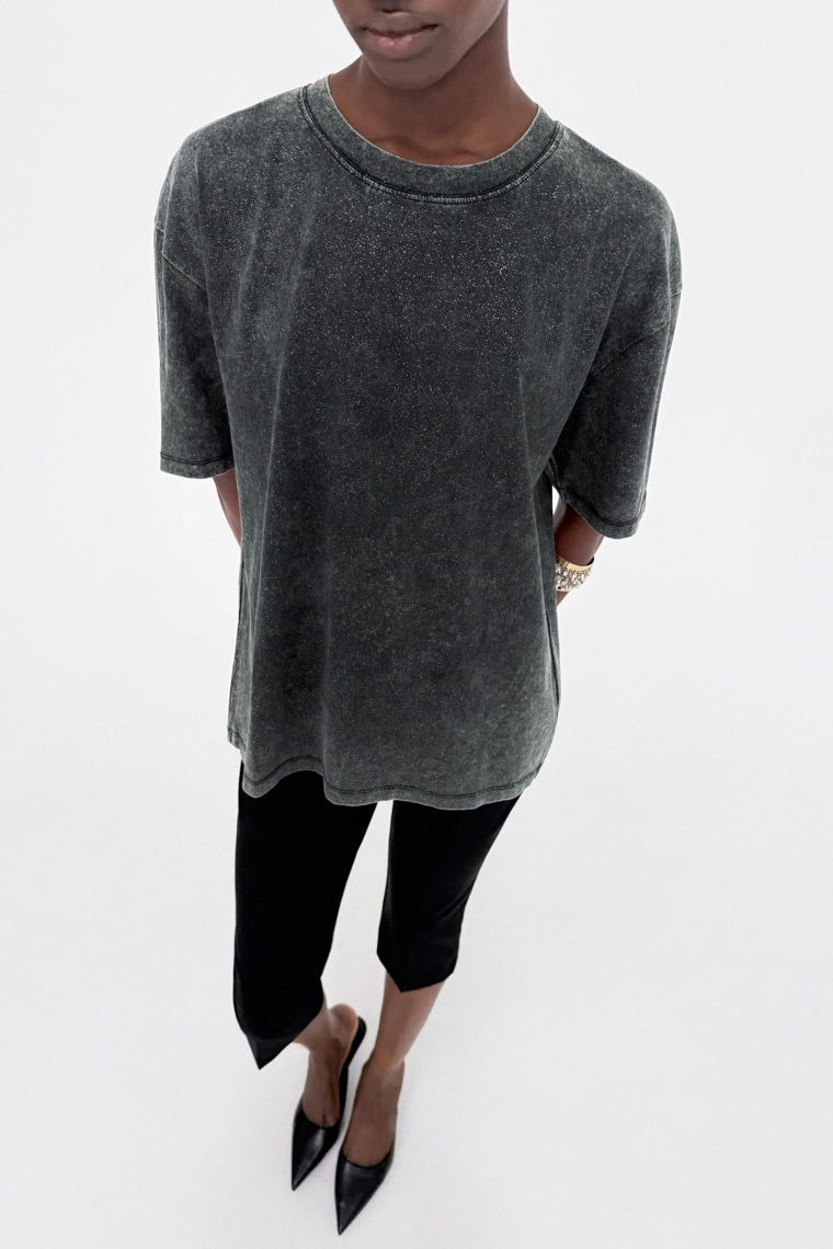 Футболка с эффектом выцветания и стразами