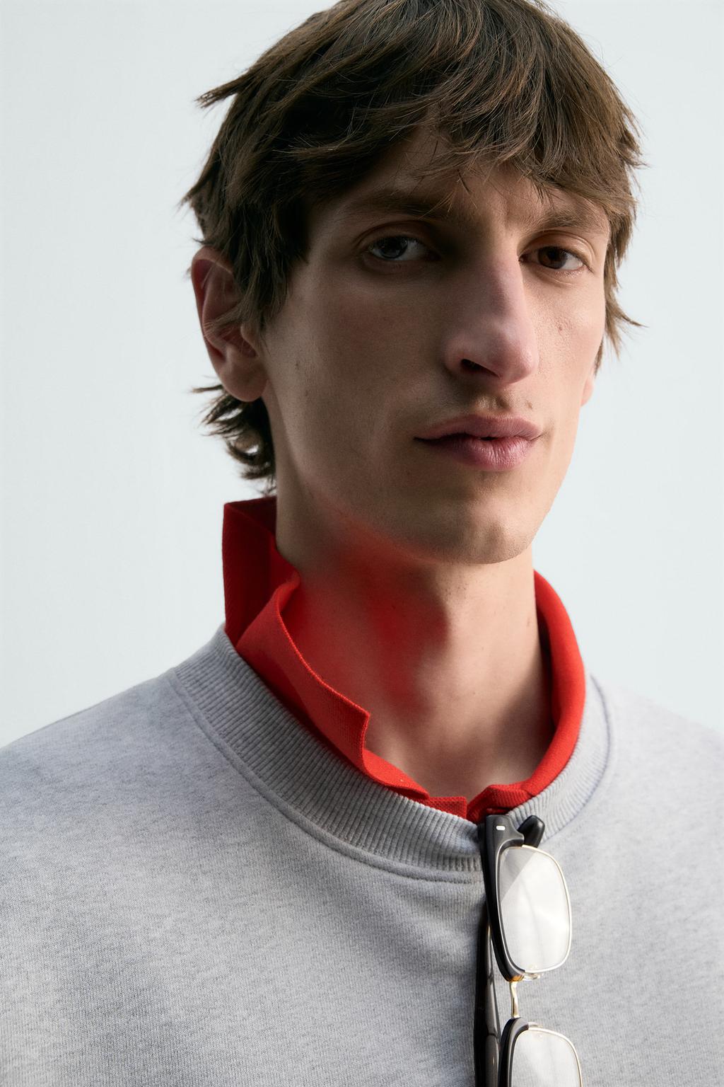 ТОЛСТОВКА КЛАССИЧЕСКОГО КРОЯ С КРУГЛЫМ ВЫРЕЗОМ