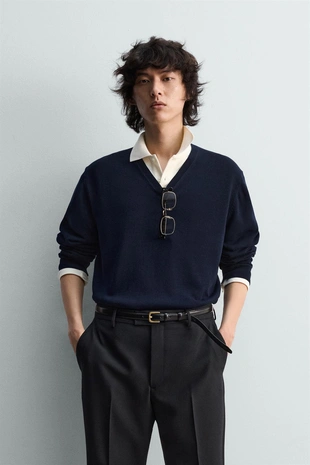 Свитер свободного кроя с V-образным вырезом- Заказать в России