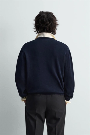 Свитер свободного кроя с V-образным вырезом- Заказать в России