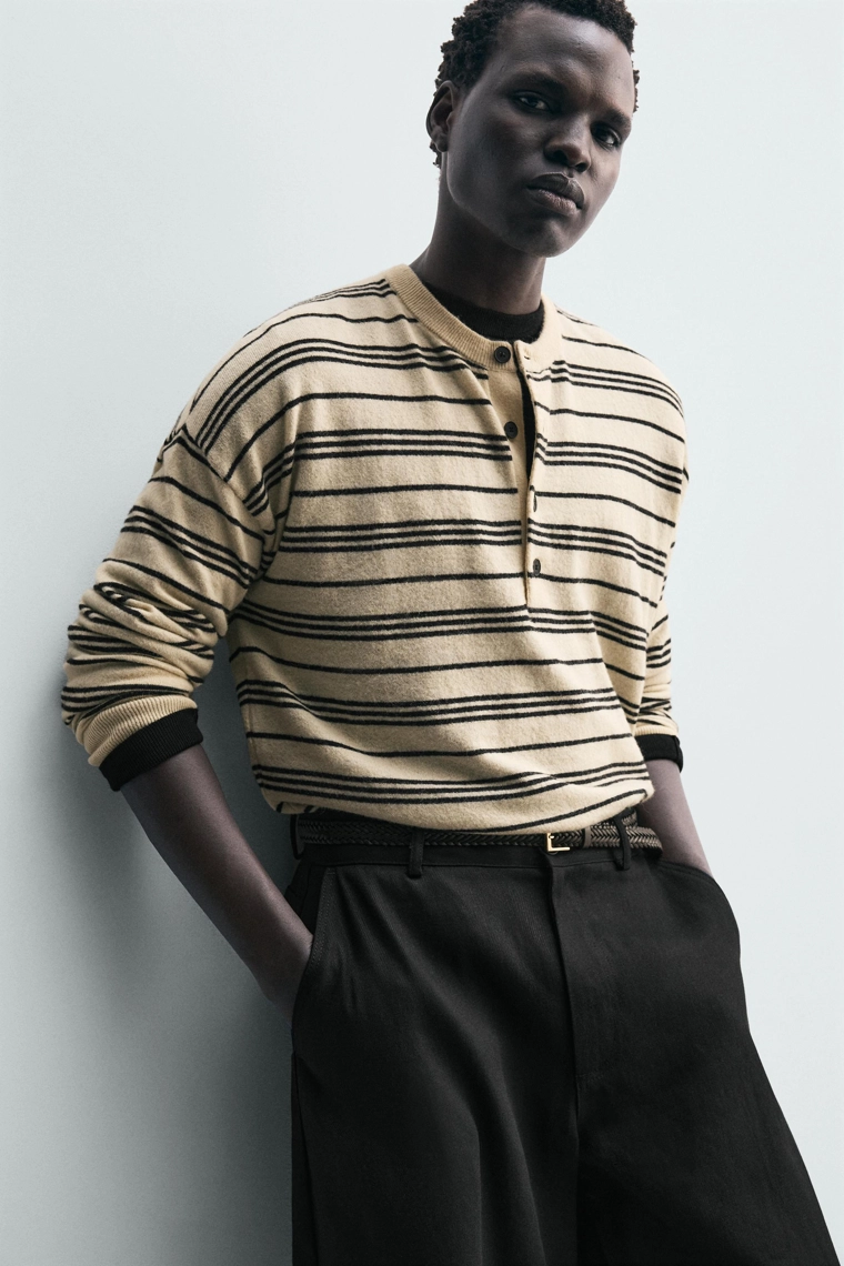 Пуловер с полосками и горловиной henley