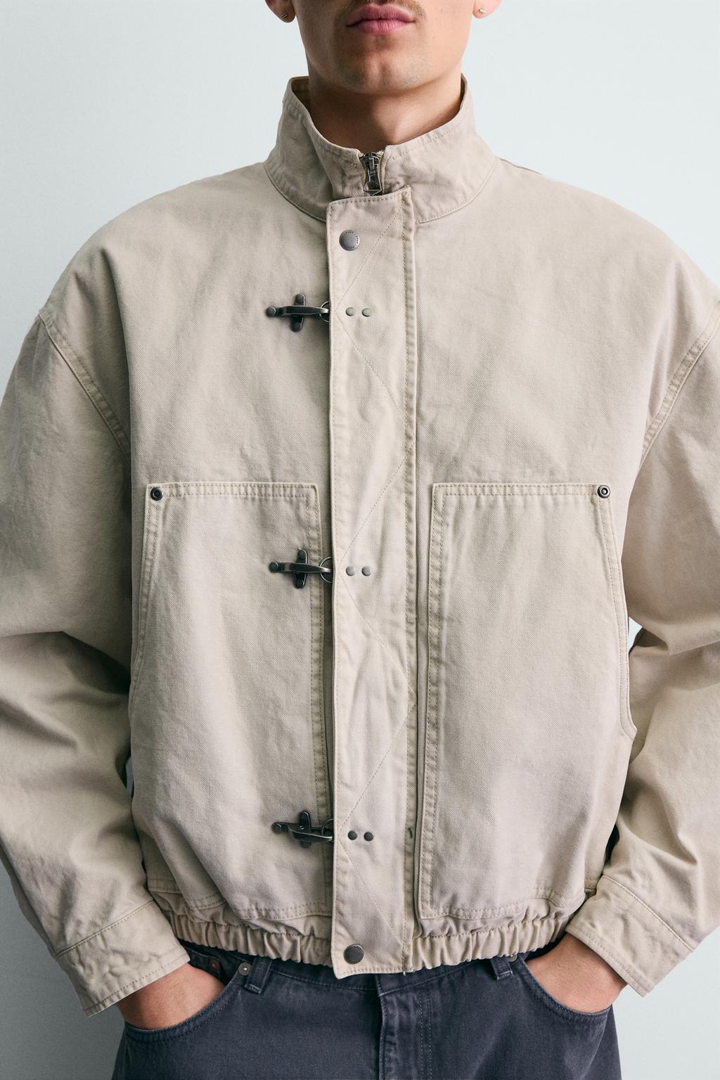 УКОРОЧЕННАЯ КУРТКА С ЗАСТЕЖКАМИ-ТОГГЛ