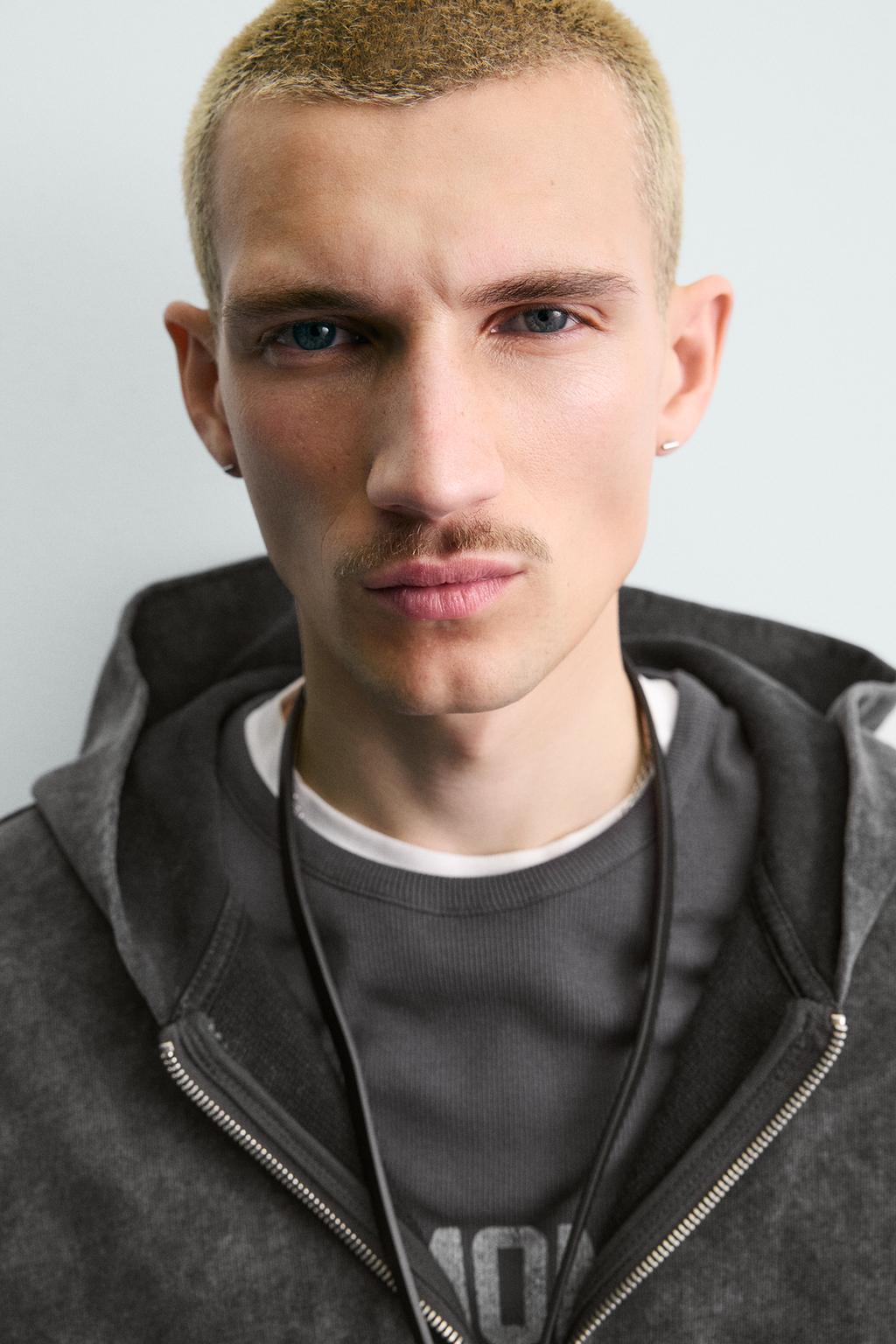 ТОЛСТОВКА С ЭФФЕКТОМ ПОТЕРТОСТИ НА МОЛНИИ С КАПЮШОНОМ