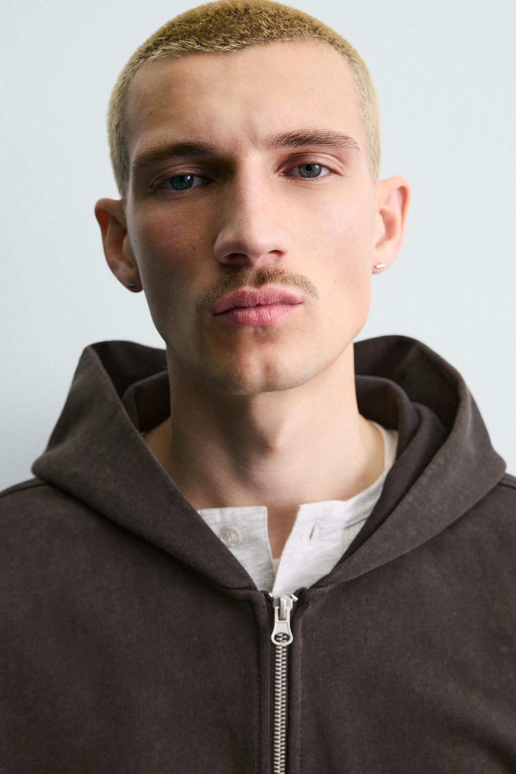 ТОЛСТОВКА С ЭФФЕКТОМ ПОТЕРТОСТИ НА МОЛНИИ С КАПЮШОНОМ