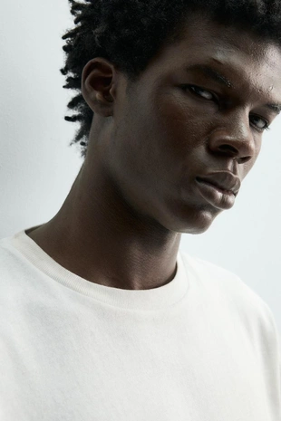 Футболка классического кроя с эффектом потертости- Заказать в России