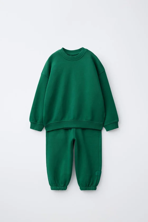 КОМПЛЕКТ ИЗ ТОЛСТОВКИ И БРЮК-ДЖОГГЕРОВ С НАШИВКОЙ