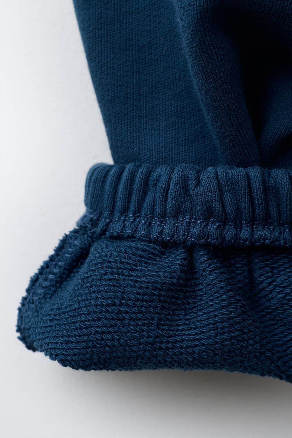 КОМПЛЕКТ ИЗ ТОЛСТОВКИ И БРЮК-ДЖОГГЕРОВ С НАШИВКОЙ