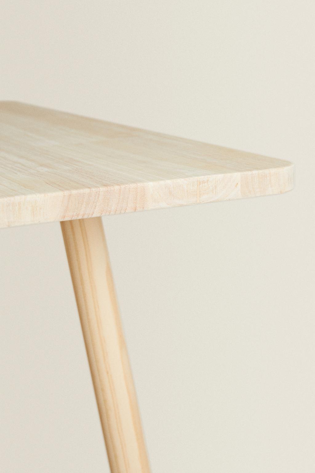 Деревянный стол с медвежьим узором