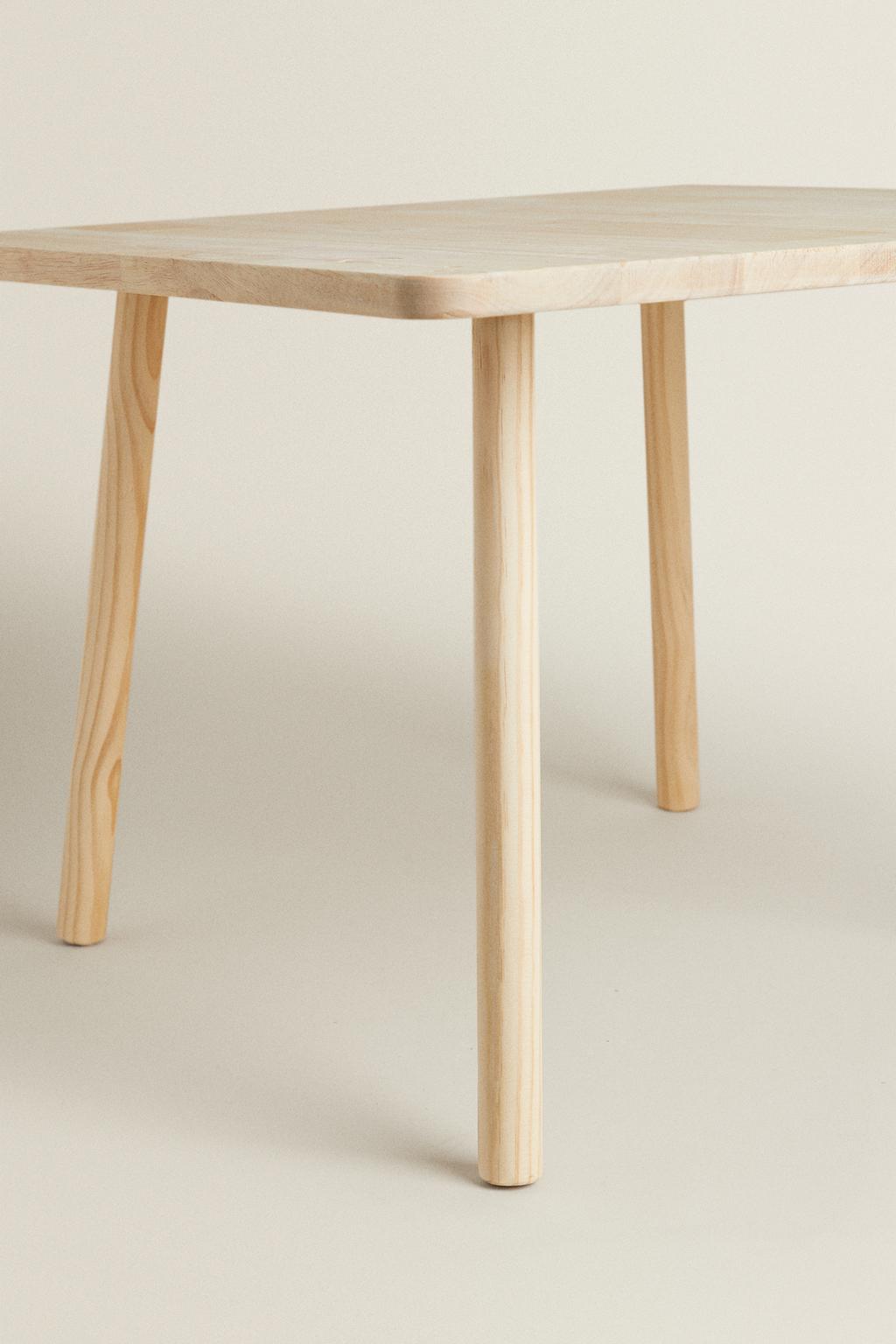 Деревянный стол с медвежьим узором