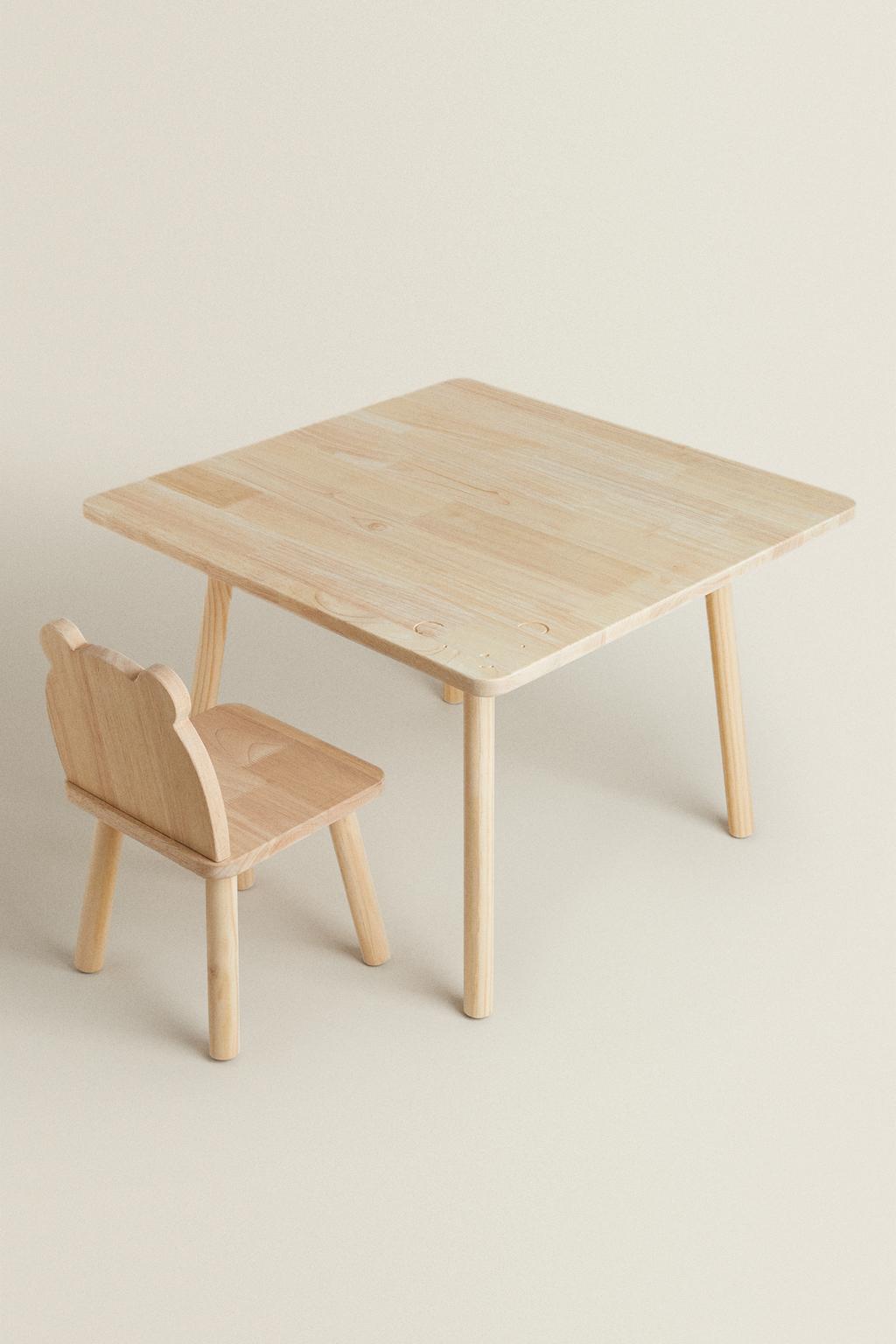 Деревянный стол с медвежьим узором