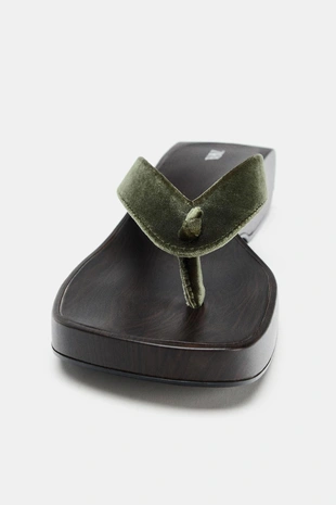 Бархатистые босоножки на танкетке- Заказать в России