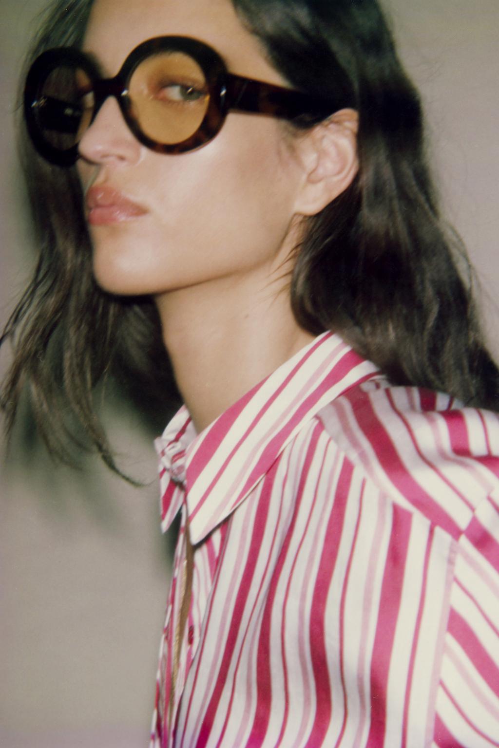 РУБАШКА В ПОЛОСКУ С ОТВОРОТАМИ НА РУКАВАХ