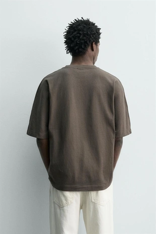 Футболка классического кроя с эффектом потертости