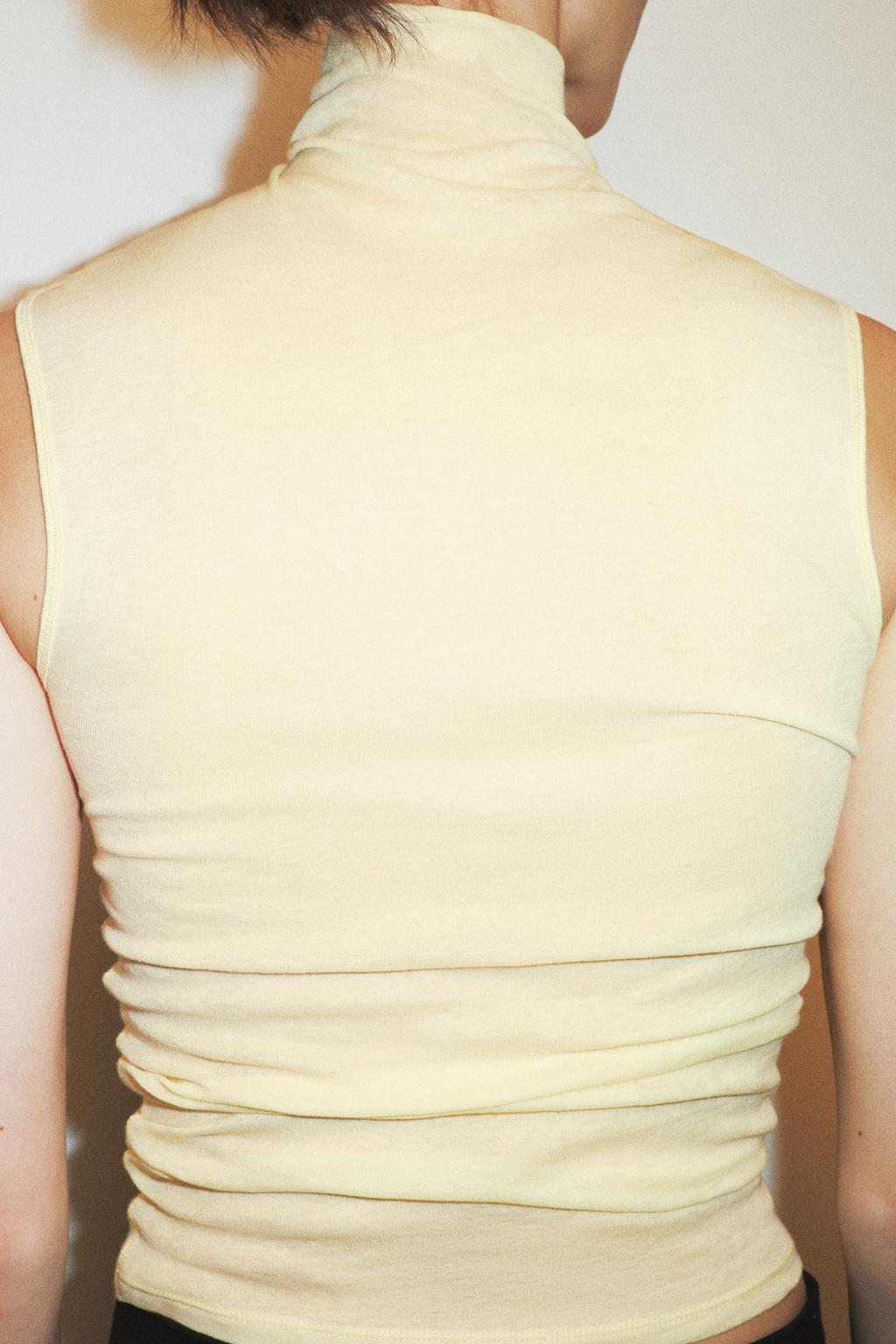 ТОП ИЗ ХЛОПКА SUPIMA® С ВОРОТНИКОМ-СТОЙКОЙ