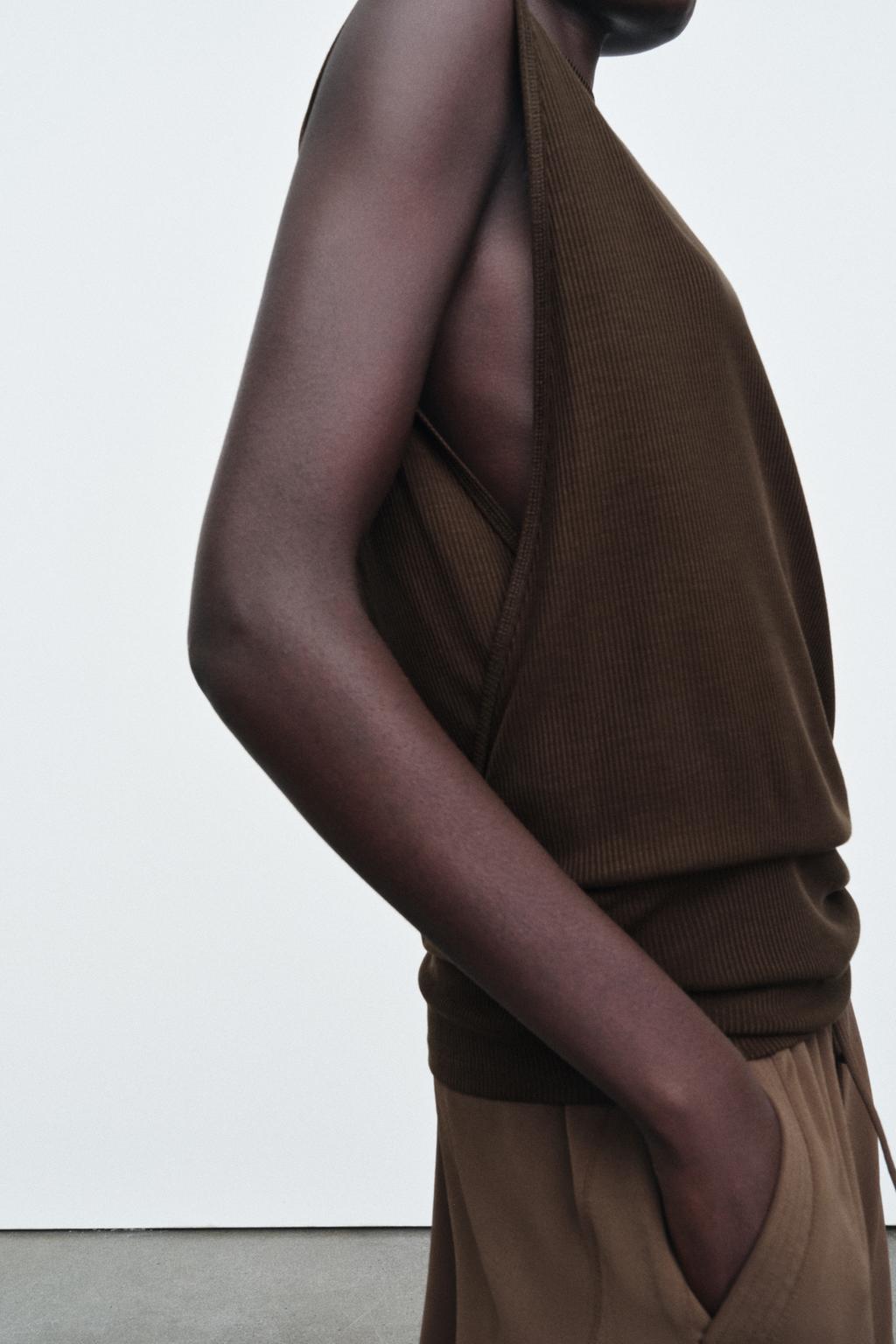 СВОБОДНЫЙ ТОП С ВОРОТНИКОМ-СТОЙКОЙ