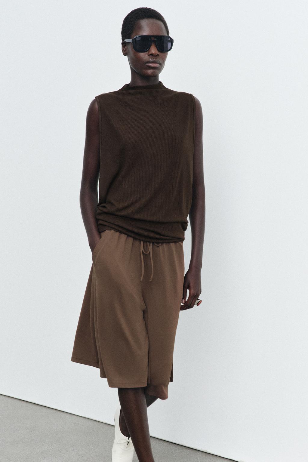 СВОБОДНЫЙ ТОП С ВОРОТНИКОМ-СТОЙКОЙ